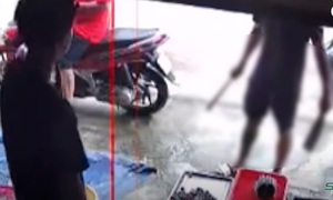 Mua tôm bị nhắc nhở, thanh niên dọa chém chủ sạp gây náo loạn khu chợ