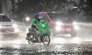 Cảnh báo mưa dông, lốc sét ở nhiều khu vực Bắc Bộ và Trung Bộ đêm nay