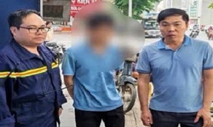 10 phút nghẹt thở giải cứu thanh niên 24 tuổi ngồi trên lan can cầu vượt