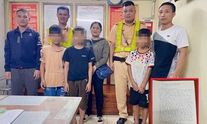 Cha mẹ bật khóc khi con đi lạc 30km được đưa về nhà an toàn