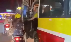 Xử phạt tài xế xe buýt đẩy cửa đập vào người đi xe máy