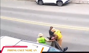 Cảnh sát dùng xe chuyên dụng đưa người đàn ông bất tỉnh bên lề đường đi cấp cứu