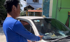 Dừng xe chắn lối đi, ô tô bị người đàn ông dùng dao rựa chém hư hỏng nặng