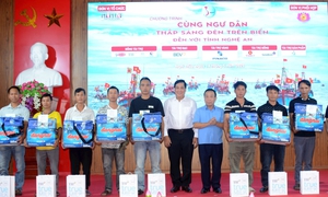 Chương trình 'Cùng ngư dân thắp sáng đèn trên biển': Góp phần hỗ trợ ngư dân yên tâm vươn khơi