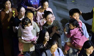Xếp hàng xuyên đêm chiêm bái xá lợi Đức Phật tại chùa Quán Sứ