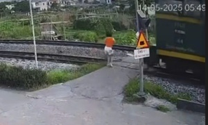 VIDEO: Băng qua đường sắt không quan sát, cô gái bị tàu hỏa hất văng