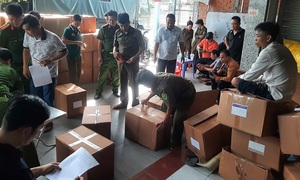 Phát hiện kho hàng hơn 7,7 tấn hàng gồm sữa, rượu, thực phẩm bảo vệ sức khỏe không giấy phép
