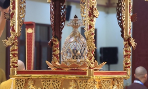 Cận cảnh xá lợi Đức Phật tại chùa Quán Sứ, người dân thành kính chiêm bái