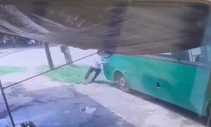 Video: Xe buýt Mai Linh trôi tự do làm một người tử vong