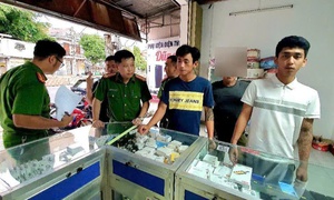 Hai thanh niên vào nhà thờ khống chế cụ ông U80 để cướp tài sản