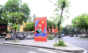 Thủ đô Hà Nội rực rỡ cờ hoa mừng 135 năm ngày sinh Chủ tịch Hồ Chí Minh