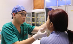 Má chứa đầy mủ đặc quánh sau tiêm thon gọn hàm ở spa