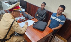 Hải Dương xử nghiêm vụ hai thanh niên lái xe máy chặn đầu ô tô tải trên đường