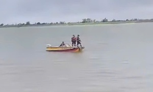 Thương tâm: Đi bắt cáy, hai mẹ con gặp nạn dưới sông
