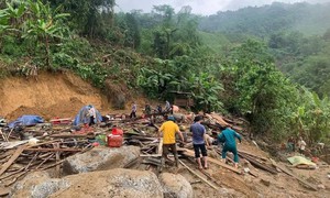 Lũ quét dồn về giữa đêm vùi lấp người ở Bắc Kạn, tiếp cận hiện trường gặp khó khăn