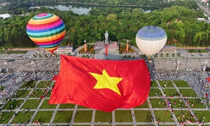 Đại kỳ tung bay trên quảng trường Hồ Chí Minh