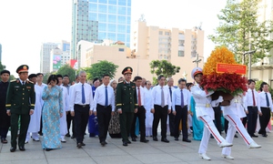 Lãnh đạo TPHCM dâng hương, dâng hoa tưởng niệm Chủ tịch Hồ Chí Minh