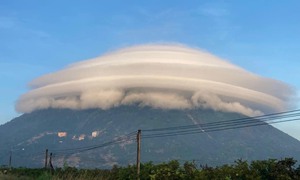 Mây đĩa bay lại xuất hiện trên đỉnh núi Bà Đen