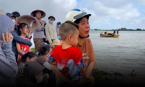 Tiếng khóc xé lòng của con gái nhỏ gọi mẹ và chị gái bị đuối nước tại sông Hồng
