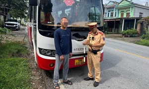 Xử lý tài xế xe khách đi ngược chiều 90km/h giữa trời mưa