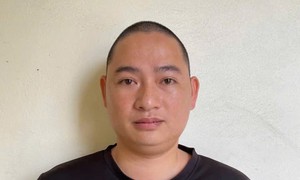 Rủ con nuôi về quê để 'chăn dắt' gái, hai bố con bị khởi tố