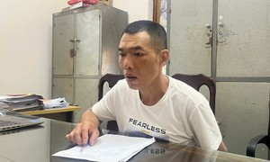 Gã đàn ông cướp giật điện thoại trong túi quần của nhiều phụ nữ