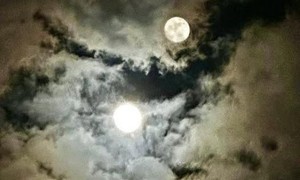 Sự thật về hai Mặt Trăng xuất hiện cùng lúc những ngày qua