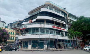 Bắt đầu quây rào để phá dỡ tòa nhà Hàm cá mập