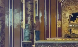 Danh tính người có hành vi ngồi trên ngai vua trong Đại nội Huế