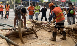 Hà Nội: Xuyên đêm xử lý, bùn vẫn phun trào trên đường Cát Linh