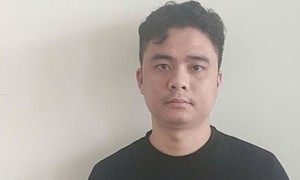 Vận động đối tượng trốn truy nã từ Campuchia đến cửa khẩu đầu thú