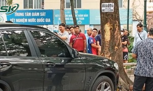 Kinh hoàng xế hộp BMW rồ ga 'lao như tên bắn' tông đứt lìa chân nữ sinh đi xe máy ở Hà Nội