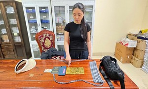 Người phụ nữ giấu 4 kg vàng quanh bụng khi qua cửa khẩu