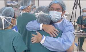 Bác sĩ và gia đình sản phụ Singapore ôm nhau bật khóc sau ca can thiệp tim bào thai thành công