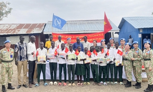 Bác sĩ mũ nồi xanh Việt Nam tặng quà cho học sinh Nam Sudan