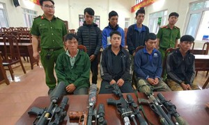 Bắt 7 đối tượng mang súng tự chế vào rừng để săn bắn