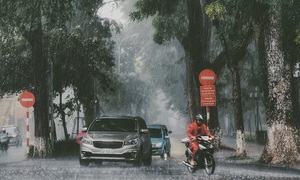 Chiều nay Hà Nội mưa dông kèm lốc sét, gió mạnh