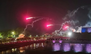Hoả pháo súng thần công bay lạc hướng, rơi vào khu vực khán giả