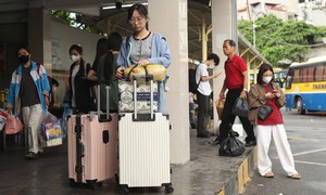 Người dân lỉnh kỉnh đồ đạc quay lại Thủ đô trong ngày cuối kỳ nghỉ lễ