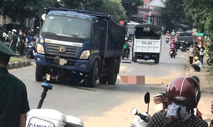Video khoảnh khắc xe máy băng qua đường va chạm ô tô khiến 2 người thương vong