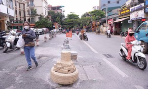 Tự ý đổ 5 trụ bê tông 'chình ình' trước chung cư Lilama, xử lý thế nào?