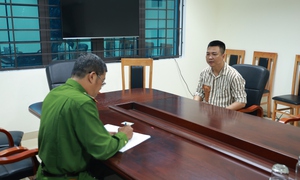 Kẻ cầm đầu băng nhóm liên quan vụ chiếm đoạt lô gỗ tiền tỷ ra đầu thú