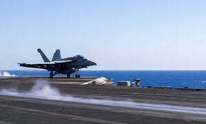 Chiến đấu cơ F/A-18 Super Hornet của Mỹ bị rơi từ tàu sân bay xuống Biển Đỏ