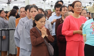 Hàng vạn người xếp hàng chiêm bái xá lợi Phật và trái tim Bồ tát Thích Quảng Đức