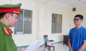 Bắt nhân viên giao hàng tạo hiện trường giả để chiếm đoạt tiền