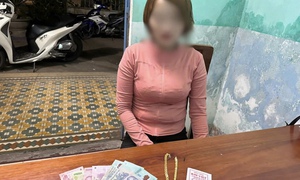 Vờ mua vàng, người phụ nữ 'cuỗm' luôn vàng