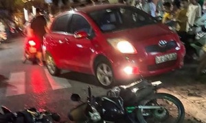Va chạm giữa ô tô và nhiều xe máy khiến 2 người nhập viện