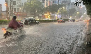 Khẩn cấp cảnh báo mưa dông rất lớn ở nhiều khu vực do khối khí nóng và lạnh giao tranh