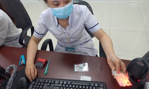 Người dân đi khám bệnh cần lưu ý gì khi dừng cấp thẻ bảo hiểm y tế giấy?