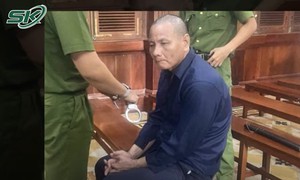 Nghi vợ ngoại tình, chồng thủ dao đâm vợ suýt chết rồi trốn trong rừng